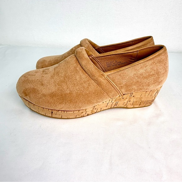 Corky’s Tan Suede Clogs Women’s Size 9 EUC - Picture 8 of 13